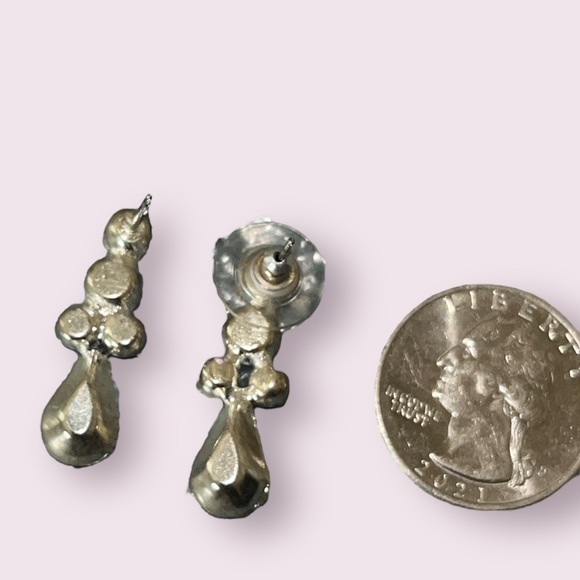 Set of  2 matching crystal earrings - Picture 3 of 4